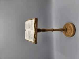 Bijbel op standaard atribuut santons