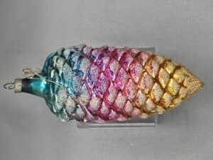 Dennenappel blauw roze geel