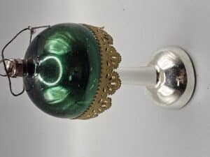 kerstbal op voet groen