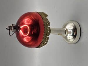 kerstbal op voet rood