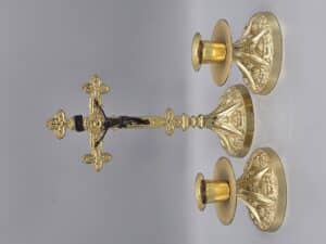Kruis met kandelaars
