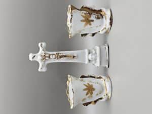 Kruisbeeld en 2 vaasjes set